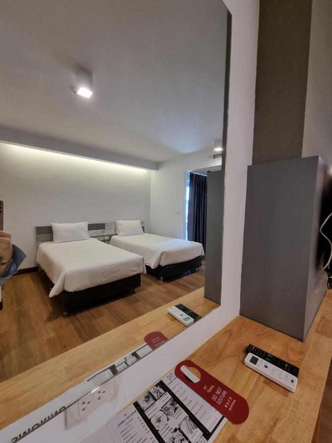 The Key Point Hotel Банкок Екстериор снимка